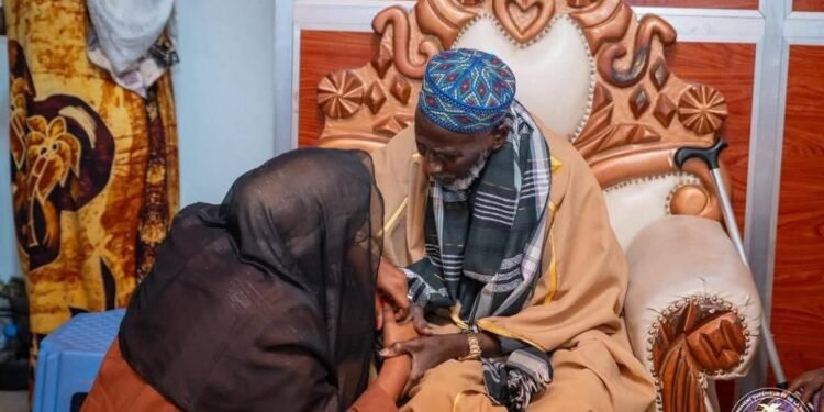 Kankan : une délégation du MESRS reçue par la notabilité locale lors d’une visite à l’Université Julius Nyerere