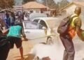 Coyah : une Toyota Corolla ravagée par un incendie devant un restaurant