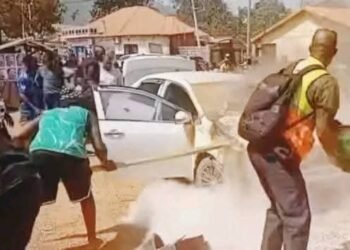 Coyah : une Toyota Corolla ravagée par un incendie devant un restaurant