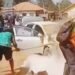 Coyah : une Toyota Corolla ravagée par un incendie devant un restaurant