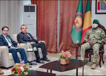 Mali : Assimi Goïta réapparaît après les attaques et reçoit l’ambassadeur de Russie