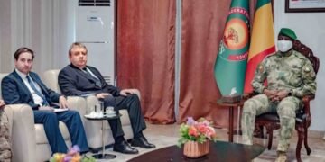 Mali : Assimi Goïta réapparaît après les attaques et reçoit l’ambassadeur de Russie