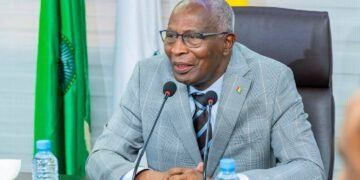 Concours international de la dictée : le Premier ministre remet le drapeau national aux représentants guinéens