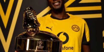 L’international guinéen Serhou Guirassy, premier joueur africain à décrocher le Soulier d’Or de la Ligue des champions européenne, est attendu à Conakry ce lundi 18 mai 2026 à 21h40.