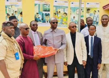 Guinée : le ministre de la Justice lance la distribution de 20 000 uniformes aux détenus