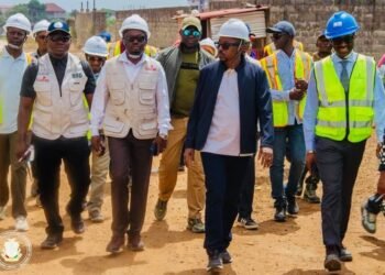 Logements sociaux de Keitayah : le ministre Mohamed Lamine Sy Savane satisfait de l’avancement des travaux