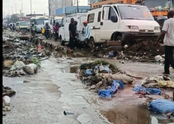 Conakry : les ordures s&rsquo;imposent sur l&rsquo;autoroute Fidel Castro et perturbent la circulation