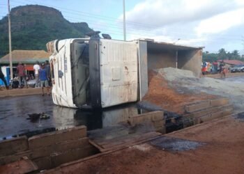 Manéah : un camion se renverse sur la chaussée, un blessé et un important embouteillage