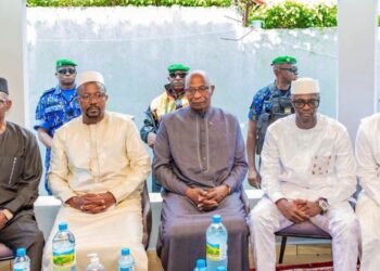Le Premier ministre Amadou Oury Bah rend hommage au père du ministre de la Justice lors des obsèques