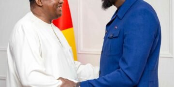 Guinée–Gambie : Mamadi Doumbouya reçoit son homologue Adama Barrow à Conakry
