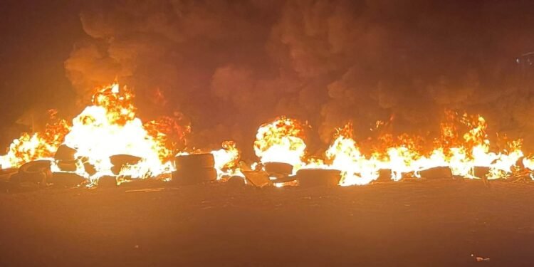 Kiroty : après cinq jours sans électricité, les habitants manifestent leur colère