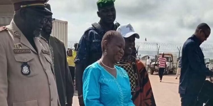 Beyla : la ministre Bintou Keïta arrive pour la Journée internationale de l’alphabétisation
