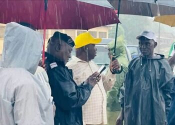 Inondations à Coyah : le maire et les forces de défense mobilisés auprès des citoyens