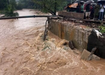 Coyah : l’ancien pont de Sambaya cède sous la pression des eaux