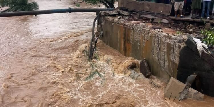 Coyah : l’ancien pont de Sambaya cède sous la pression des eaux