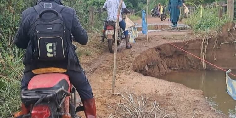 Firawa : les fortes pluies endommagent gravement un pont et menacent la circulation