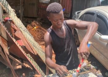 De l’école à l’atelier : le parcours d’un jeune contraint de choisir entre études et survie