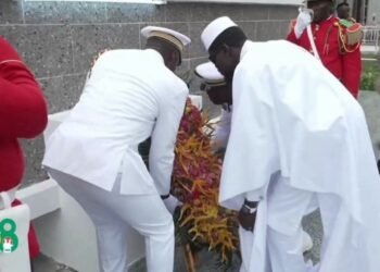 Fête nationale : Mamadi Doumbouya dépose une gerbe de fleurs à la Place des Martyrs