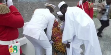 Fête nationale : Mamadi Doumbouya dépose une gerbe de fleurs à la Place des Martyrs