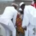 Fête nationale : Mamadi Doumbouya dépose une gerbe de fleurs à la Place des Martyrs