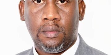 Justice : Mamadi Doumbouya accorde sa grâce à Aliou Bah