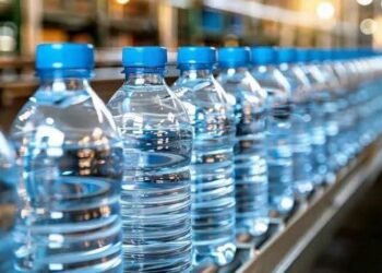 Guinée : de nouveaux prix plafonds fixés pour l’eau conditionnée