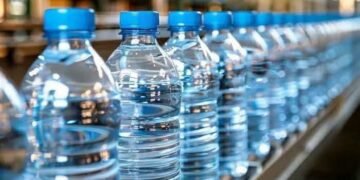 Guinée : de nouveaux prix plafonds fixés pour l’eau conditionnée