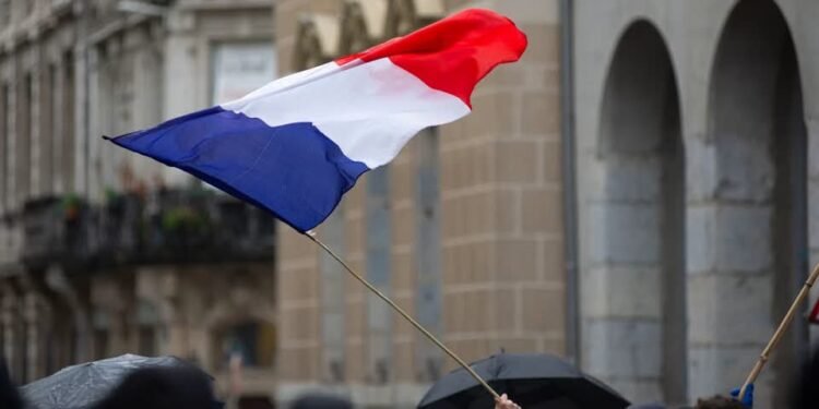 Paris face à une vague de violences urbaines : la colère sociale dégénère