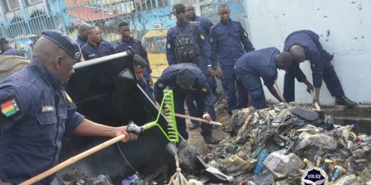 Guinée : la Police nationale mobilisée pour l’assainissement de Madina à l’occasion de la Semaine du Soldat 2026