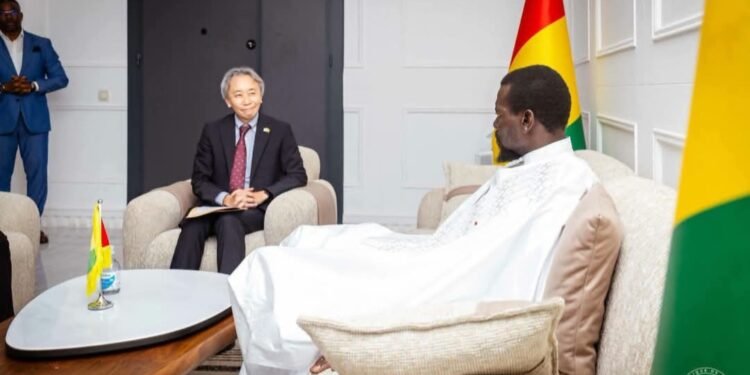 Guinée : Mamadi Doumbouya reçoit les ambassadeurs de Chine, du Japon et d’Algérie